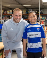 Bezoek spelers PEC Zwolle aan Voedselbank Zwolle eo